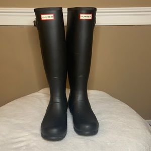 Hunter Women's Tall Wide Fit Rain Boots with Play Logo Cuff Tall Boot Socks